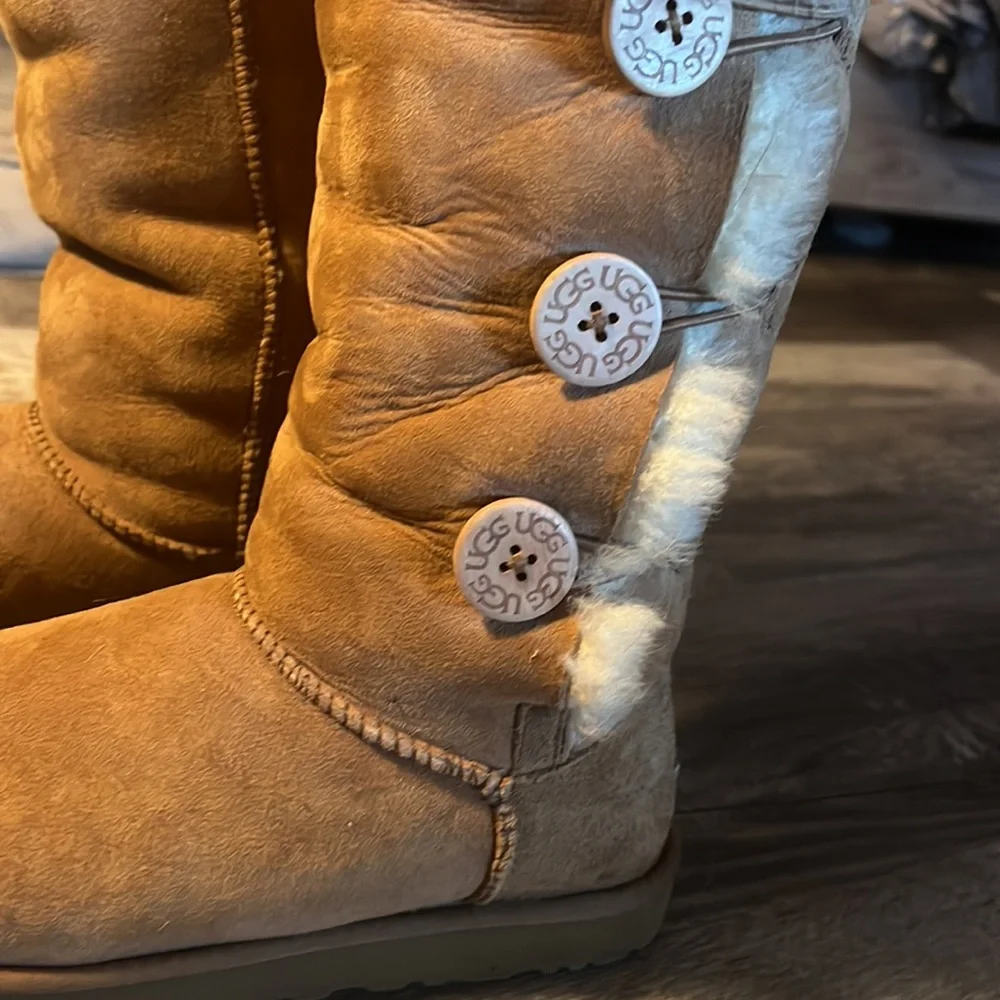 Clean uggs with buttons - Picture 1 of 7